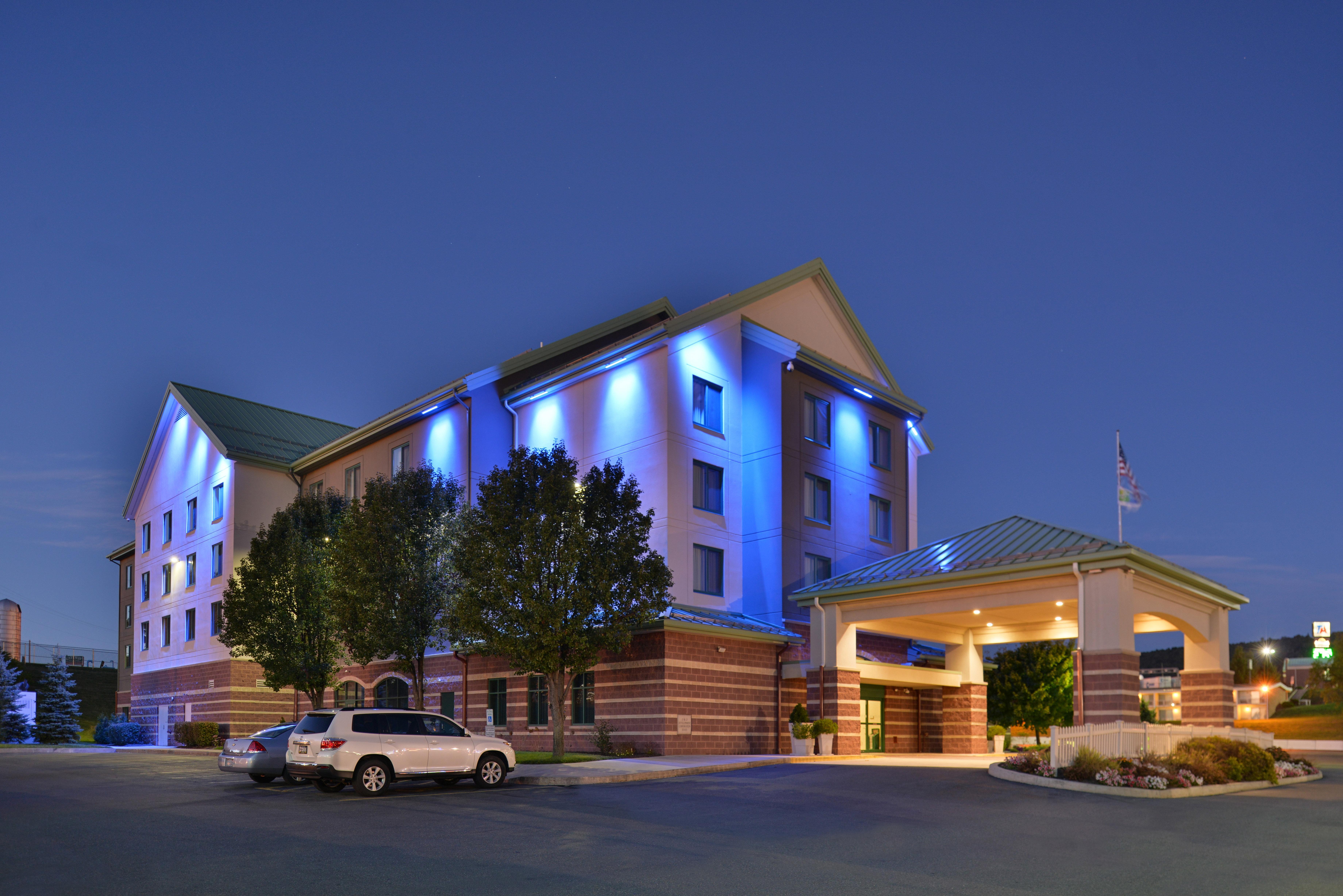 Holiday Inn Express Breezewood, An Ihg Hotel Exterior photo